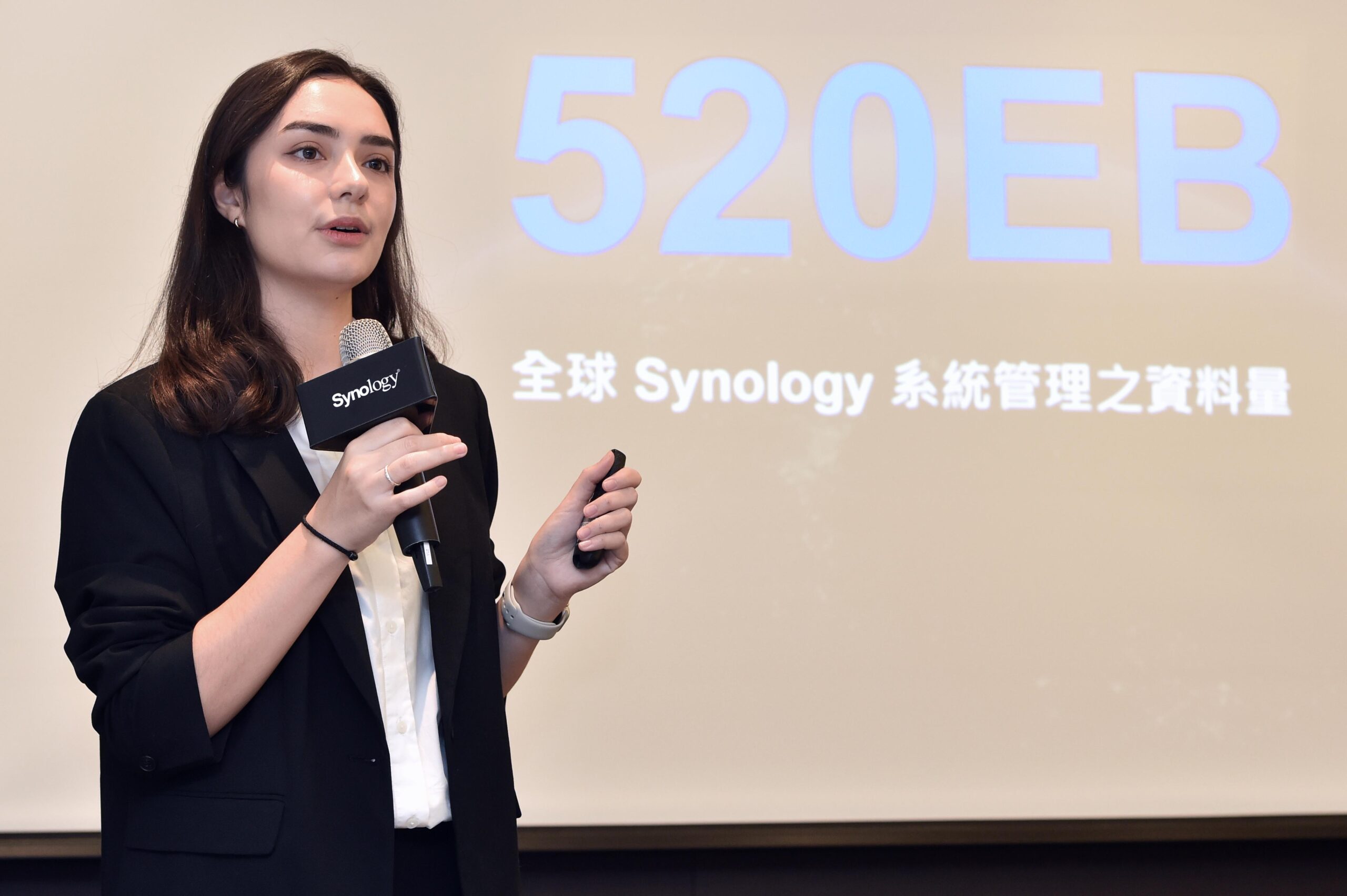 Synology 企業行銷經理江頌薇指出，synology 解決方案遍布全球各類場景，至今已有 520eb 資料由 Synology 系統協助管理。