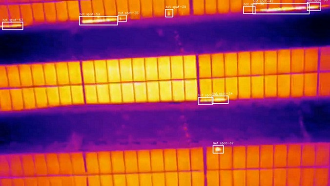 ◤ 雲科大IRIS中心以AI技術打造太陽能模組IR熱斑自動檢測方案，能精準辨識並標記IR影像中的熱斑位置，有效協助快速檢測並防範熱斑引發的效能損失與安全風險。