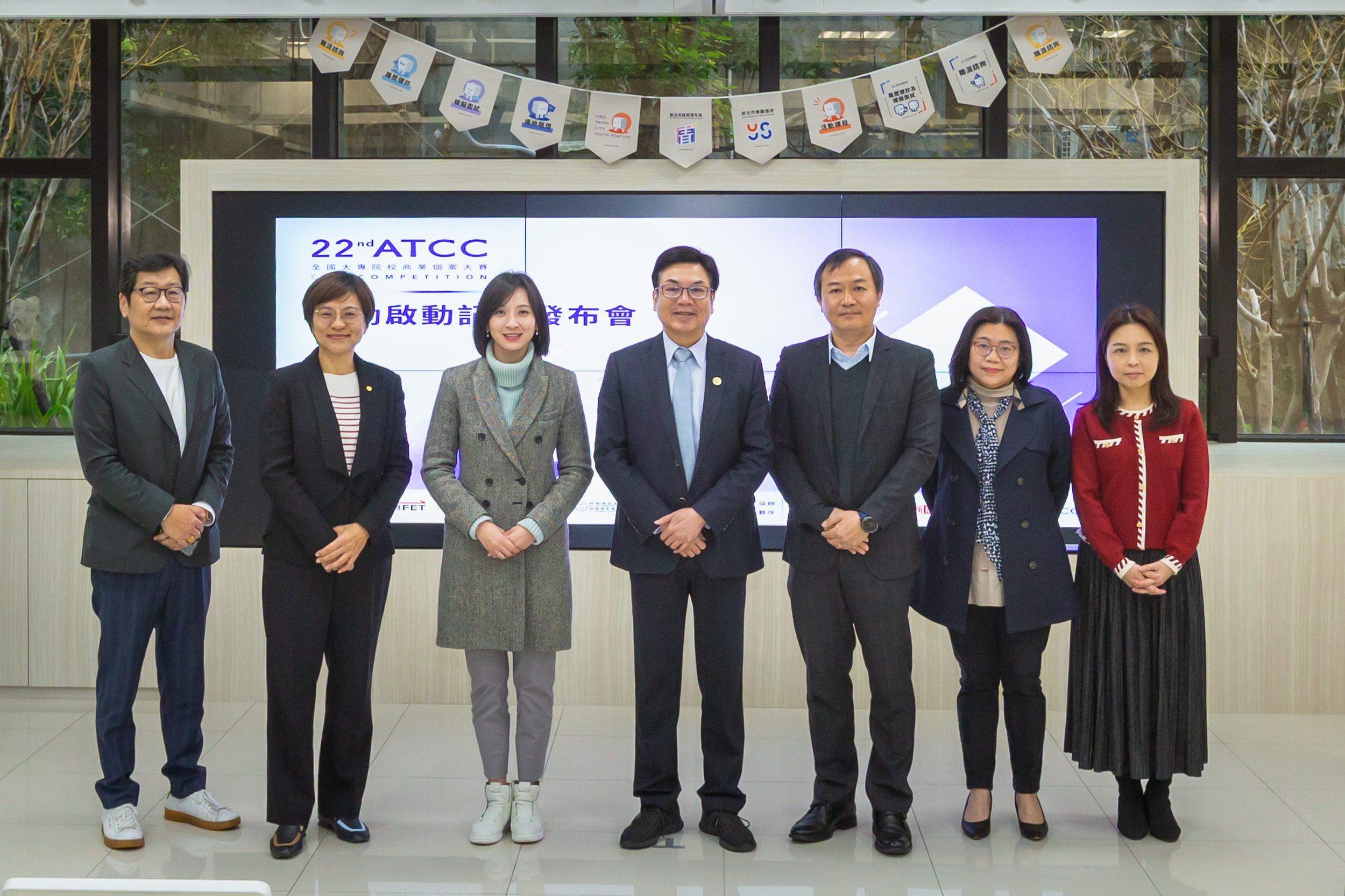 22nd Atcc 五家議題夥伴和戰略夥伴主管代表合影留念。新北市副市長劉和然(中)、新北市青年局長邱兆梅(左三)、華碩聯合科技系統事業總經理廖逸翔(右三)。