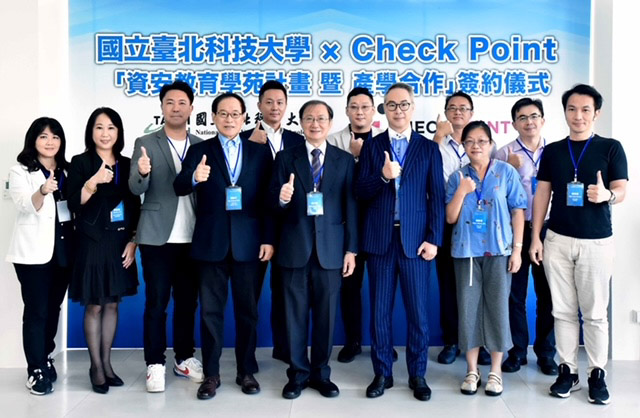 【新聞圖片二】check Point 持續k Point Software 雙方團隊合影。